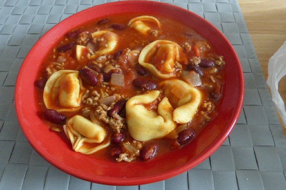 Hack-Bohnen-Suppe mit Käse-Tortellini