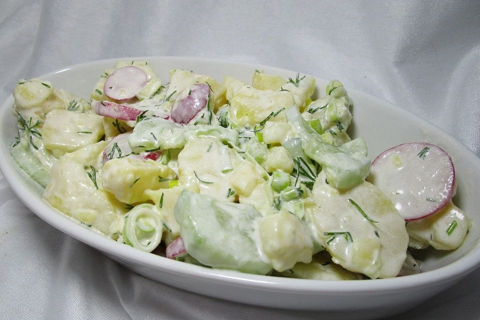 Kartoffelsalat mit Gurke, Radieschen und Dill