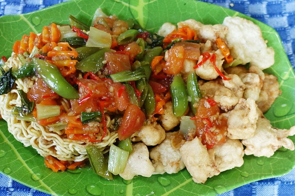 Knusprig frittierte, chinesische Eiernudeln mit Hühnerfleisch und Cap Cay in Austernsauce