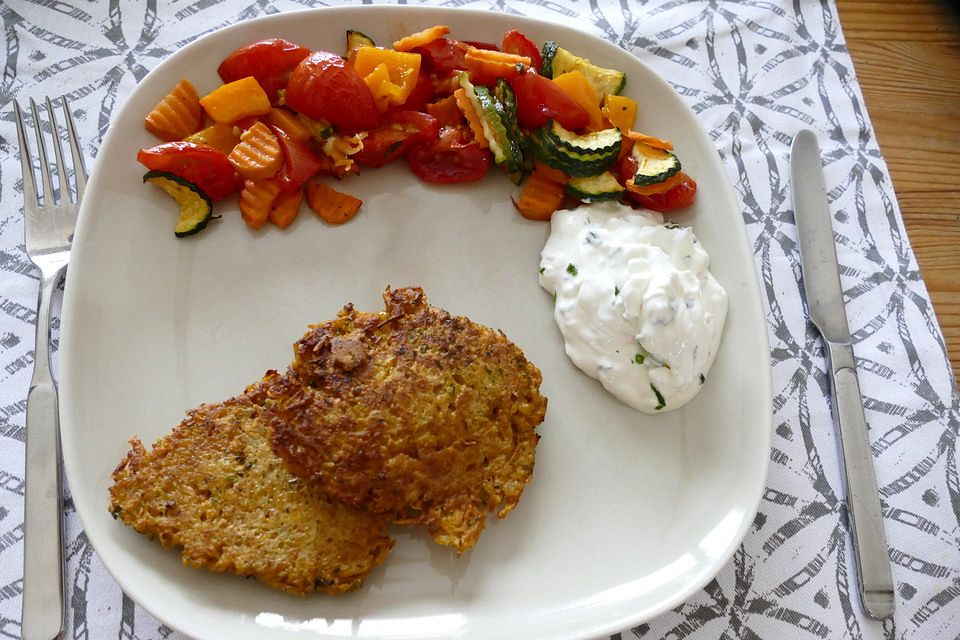 Schnelle Süßkartoffel-Bratlinge mit Sour Creme Dip - Blitzrezept