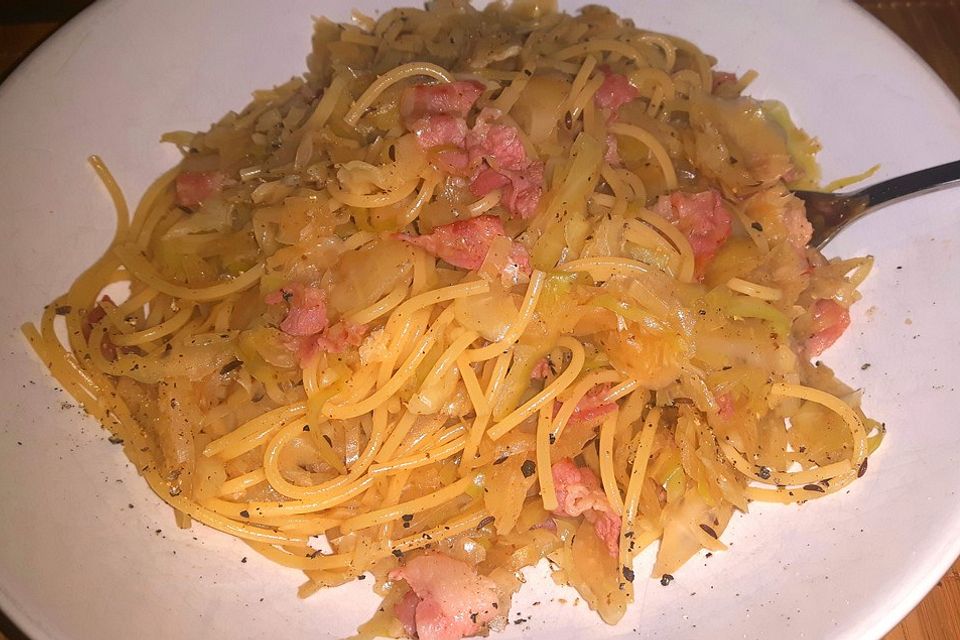 Spaghetti mit Weißkohl und Bacon