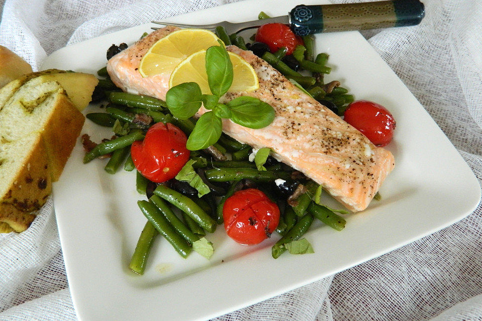 Lachsfilet mit mediterranem Gemüse