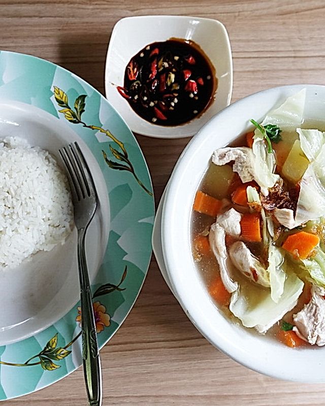 Hühnersuppe mit Reis und Sambal