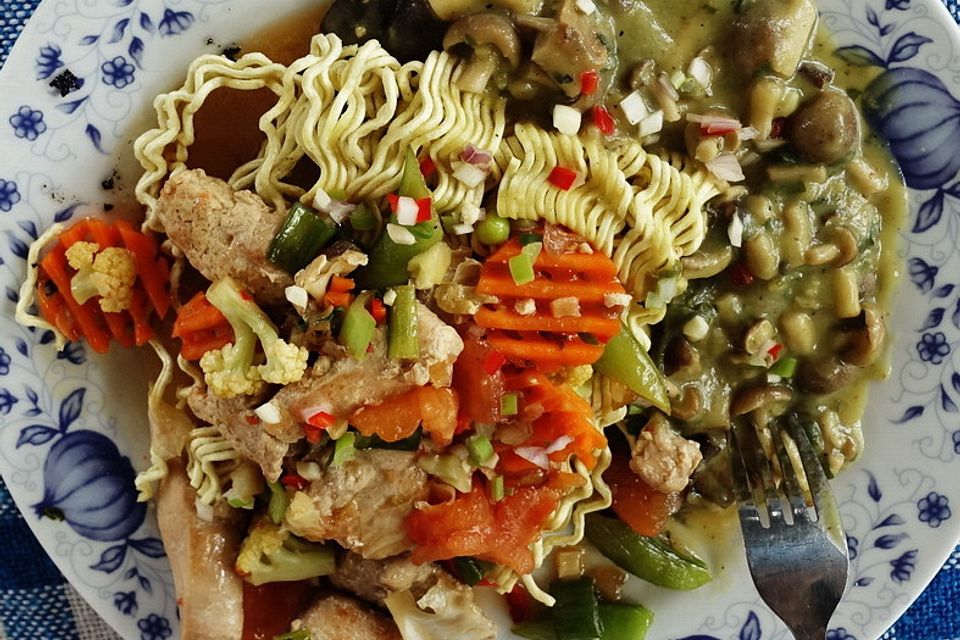 Knusprig frittierte chinesische Eiernudeln mit Hühnerfleisch à la Delicio