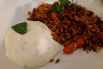Paprika-Reispfanne mit frischem Minzjoghurt