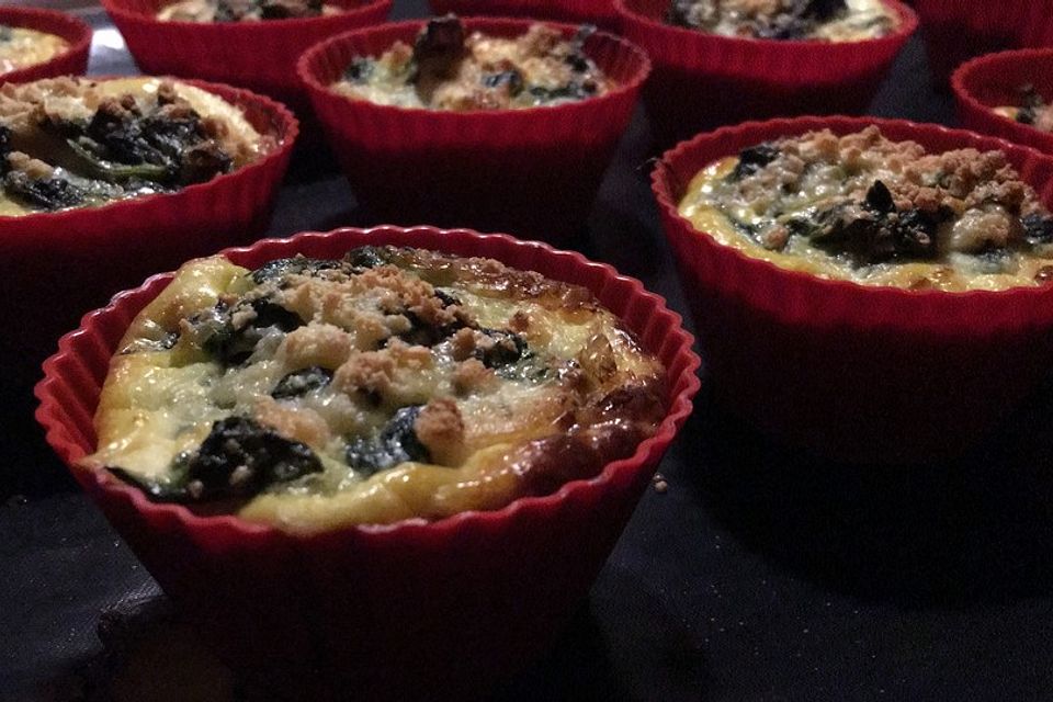 Spinat-Lachs-Muffins auf Nomadenkäse mit Schwarzkümmel und Meerrettich