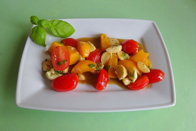 Fruchtiger Tomatensalat mit mariniertem Mozzarella von geschmacklich ...