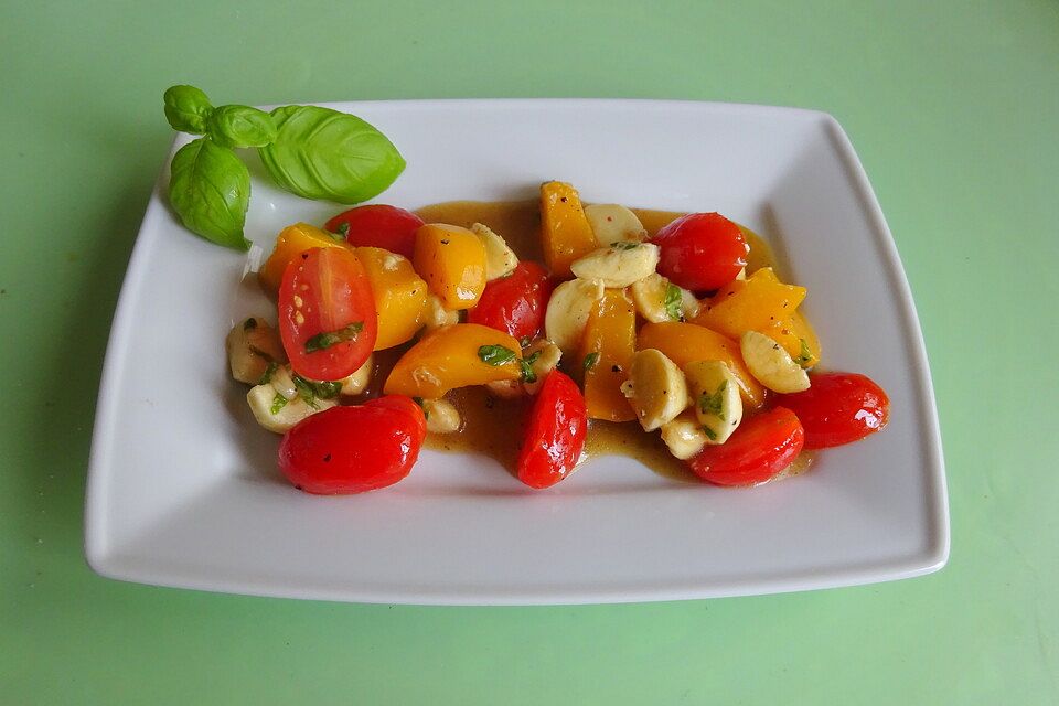 Fruchtiger Tomatensalat mit mariniertem Mozzarella