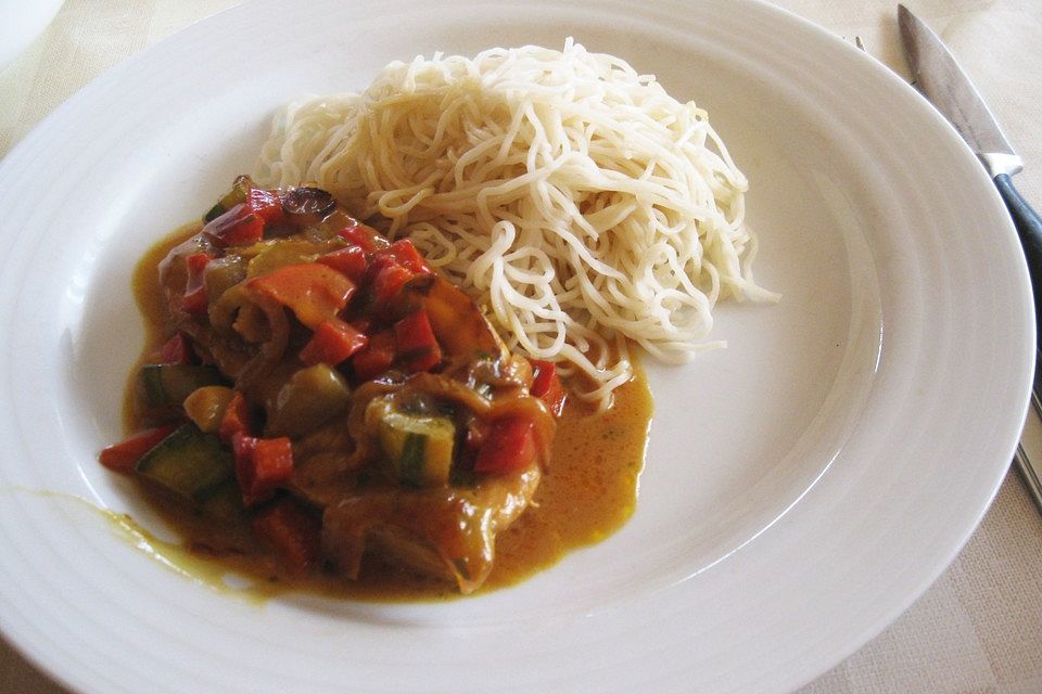 Putentopf mit chinesischen Eiernudeln