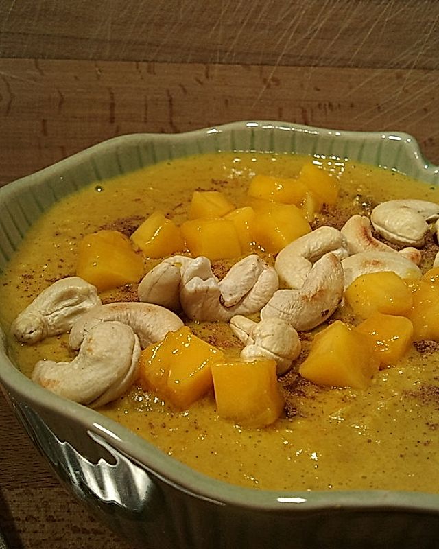 Goldenes Mango-Cashewkern-Porridge