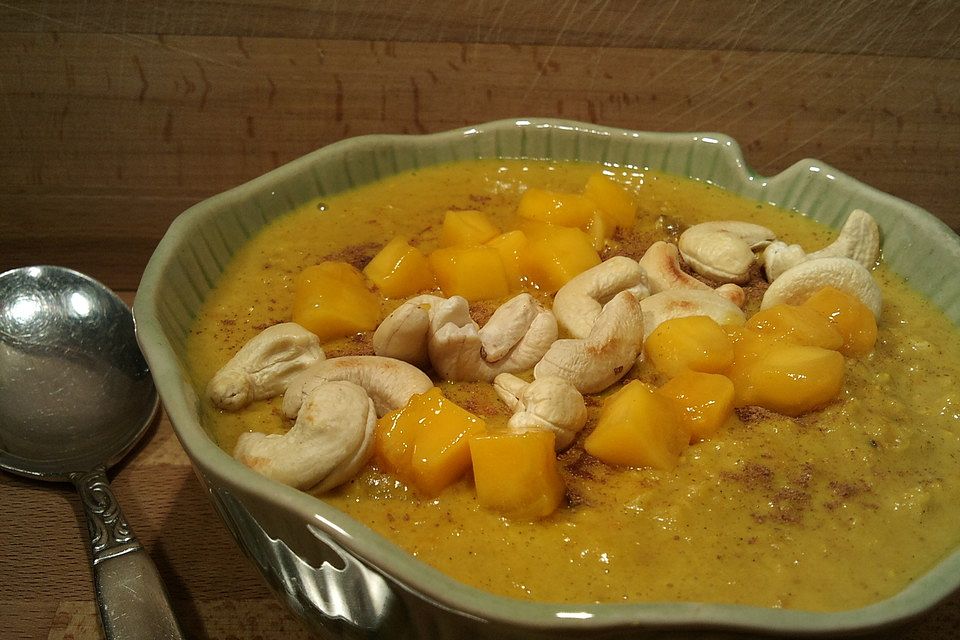 Goldenes Mango-Cashewkern-Porridge