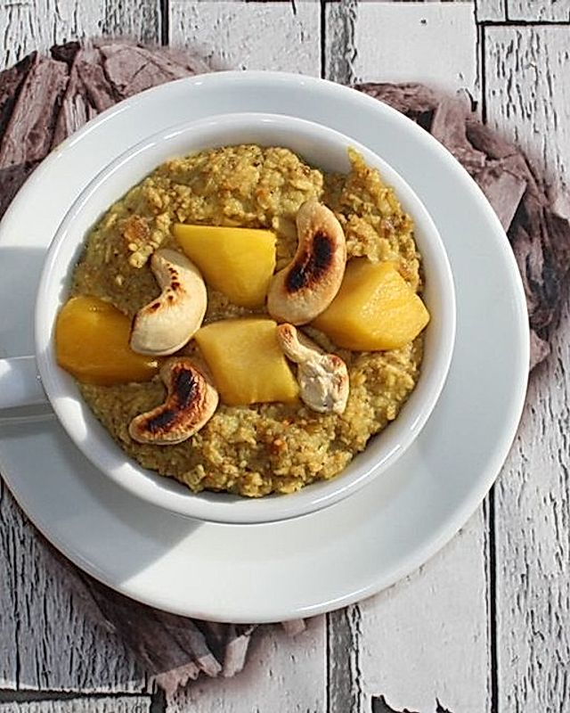Goldenes Mango-Cashewkern-Porridge