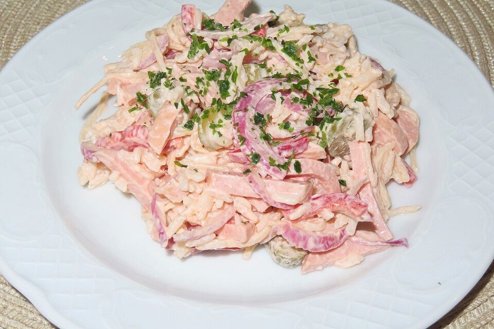 Salat mit Fleischwurst und Reis