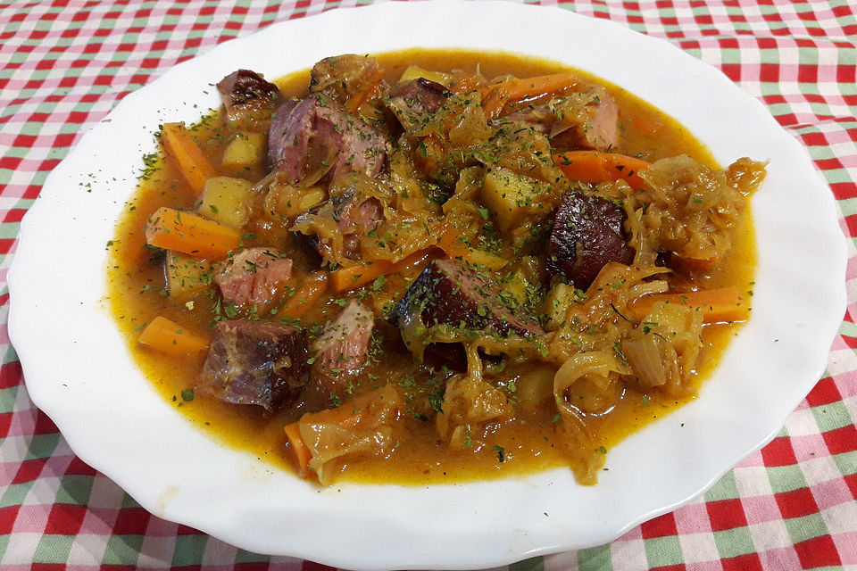 Sauerkrautsuppe mit Kartoffeln und Kasselereisbein