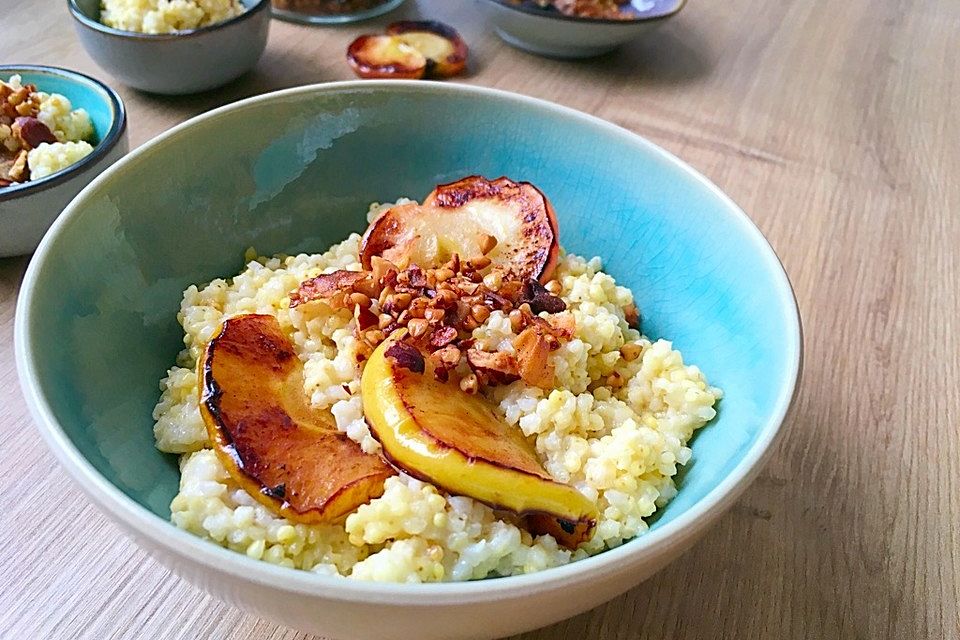 Gesundes Frühstück mit Hirse, Äpfeln und Granola