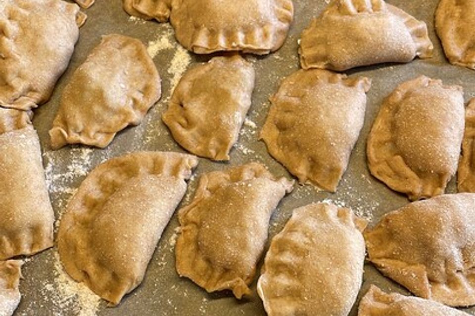 Piroggen mit Sauerkraut-Champignon-Füllung