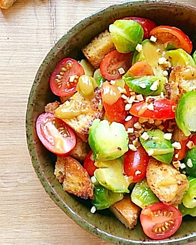 Salat mit Rosenkohl und Honig-Senf-Dressing