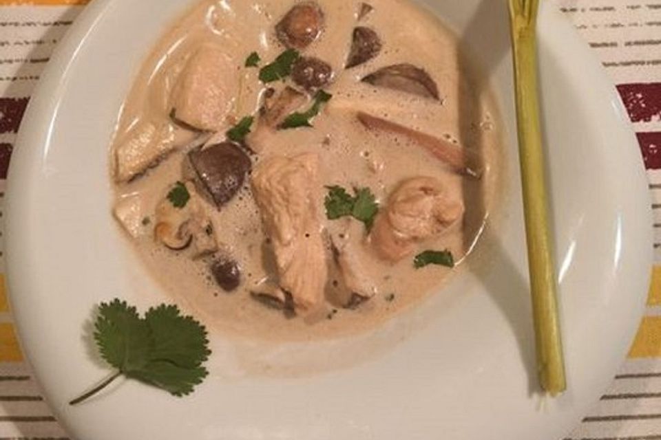 Kokossuppe mit Hähnchen Tom Ka Gai gati sod