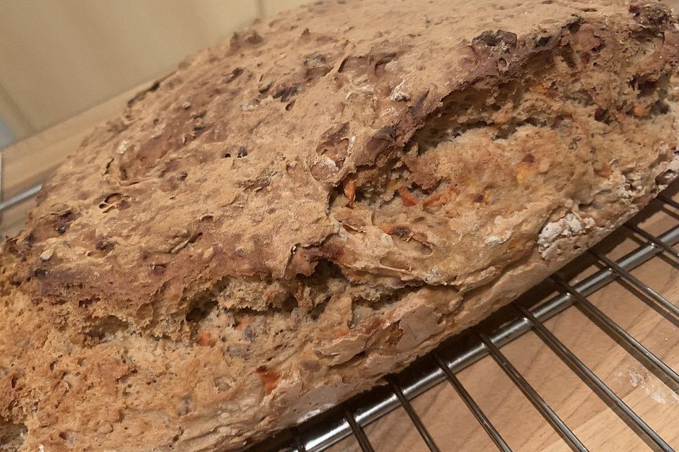 Dinkel-Roggenbrot mit Walnüssen und Möhren