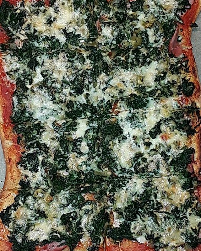 Pizza mit Blattspinat, gekochtem Schinken und Gorgonzola mit Knoblauchöl