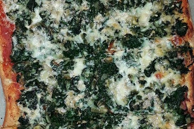 Pizza mit Blattspinat, gekochtem Schinken und Gorgonzola mit ...