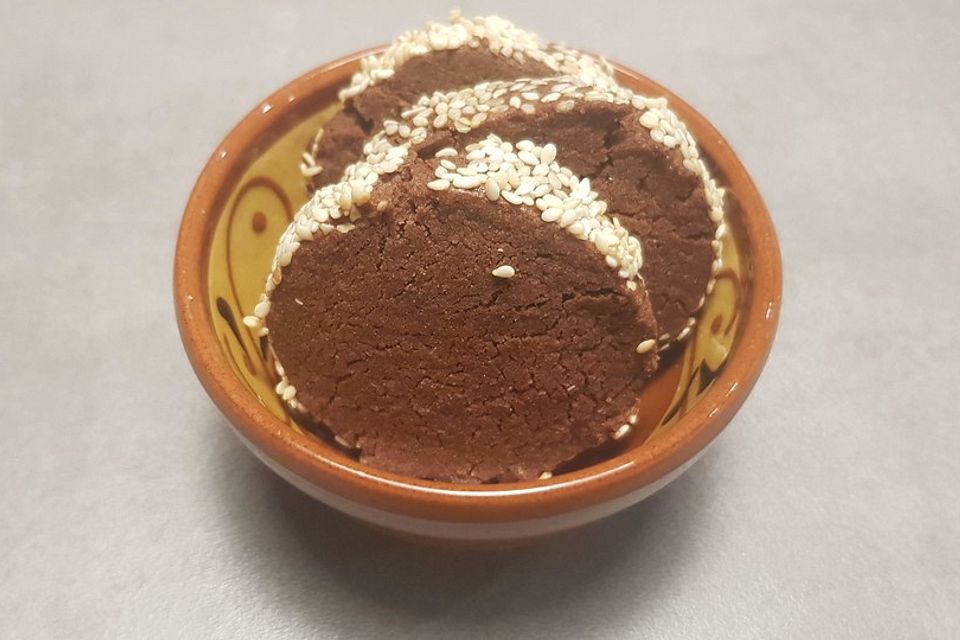 Einfache Schokokekse mit Sesam