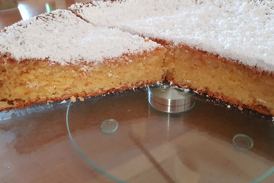 Saftig-fluffiger weißer Schokoladenkuchen