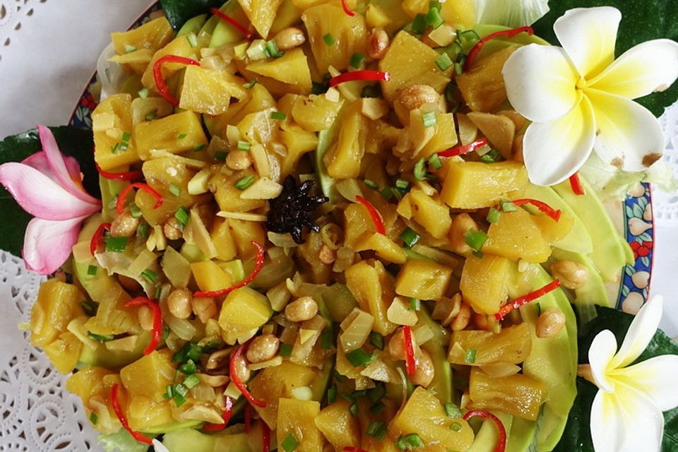 Avocadostücke mit gewürzter Ananas