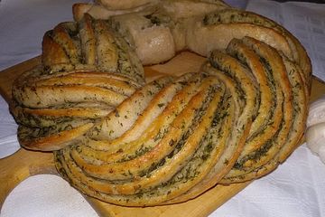 Knoblauch-Kräuter-Brotkranz