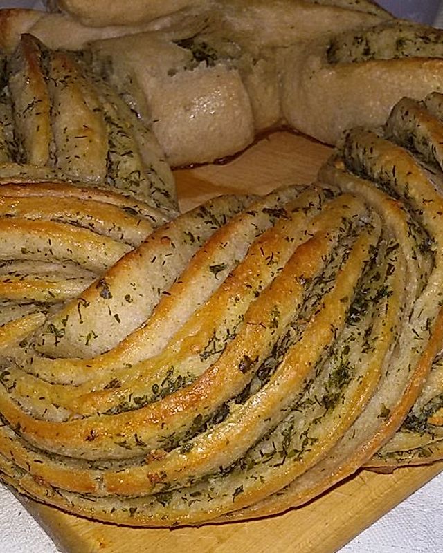 Knoblauch-Kräuter-Brotkranz