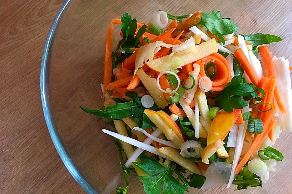 Kohlrabi-Apfelsalat mit Honig-Senfdressing