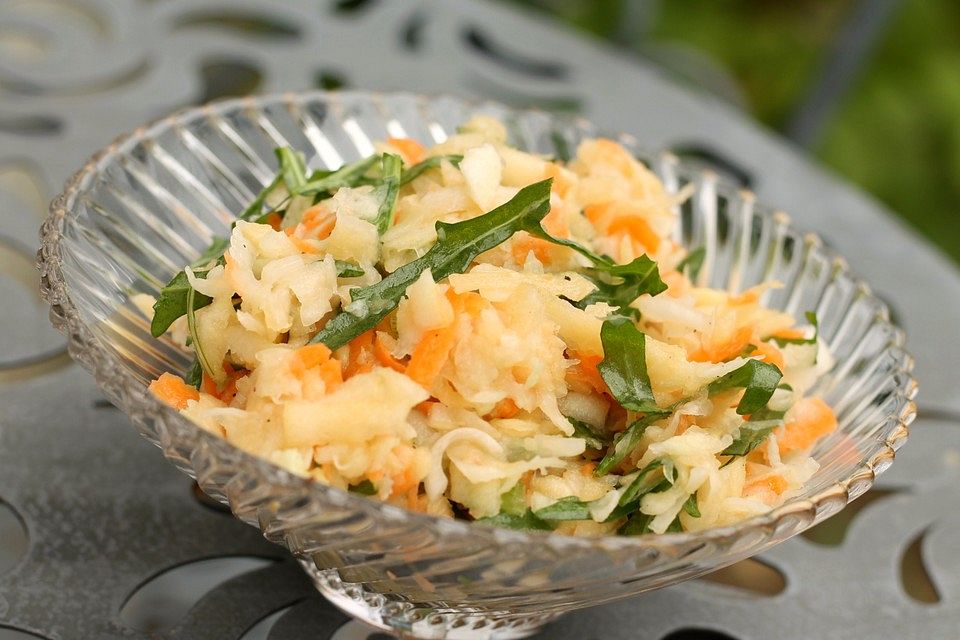 Kohlrabi-Apfelsalat mit Honig-Senfdressing