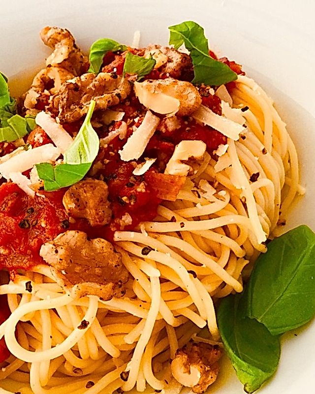Spaghetti mit pikantem Tomatensugo und karamellisierten Walnusskernen