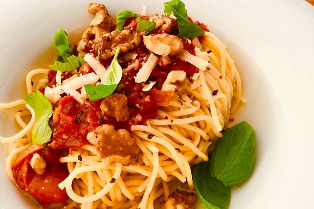 Spaghetti mit pikantem Tomatensugo und karamellisierten Walnusskernen ...