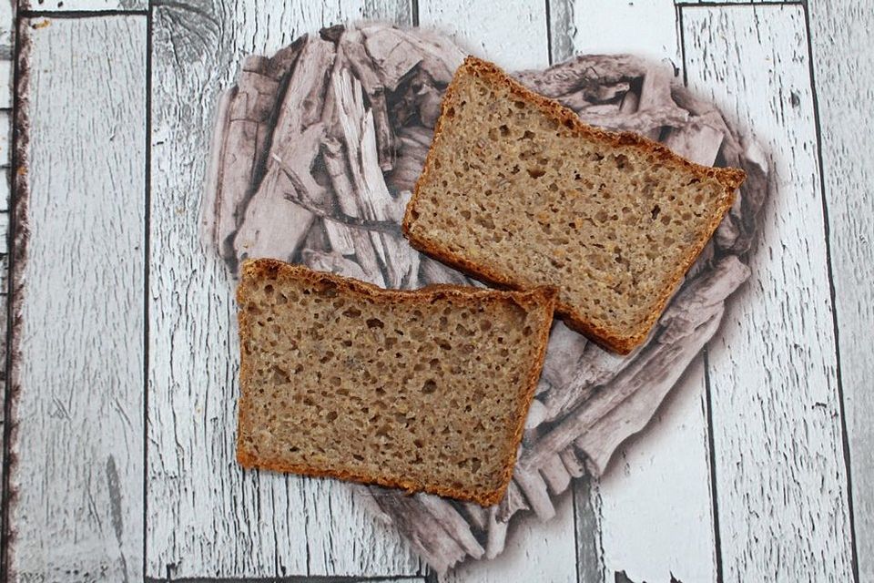 Dinkel-Weizen-Roggensauerteig-Vollkornbrot mit zweiterlei Leinsamen und isländischem Frischkäse