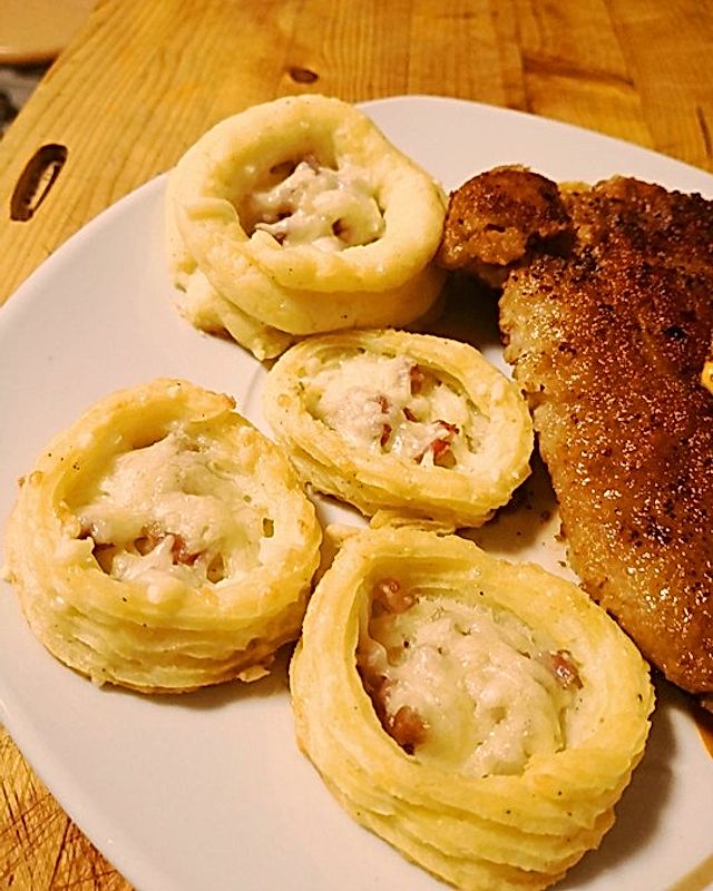 Kartoffelkörbchen mit Bacon und Käse gefüllt