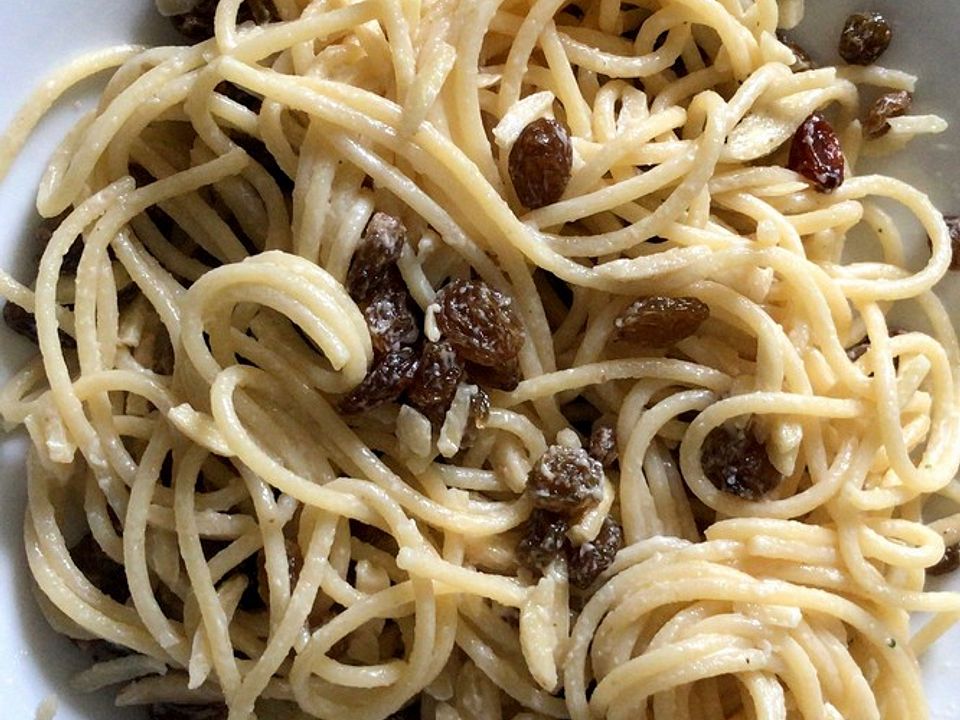 Spaghetti mit gerösteten Mandeln und Rosinen| Chefkoch