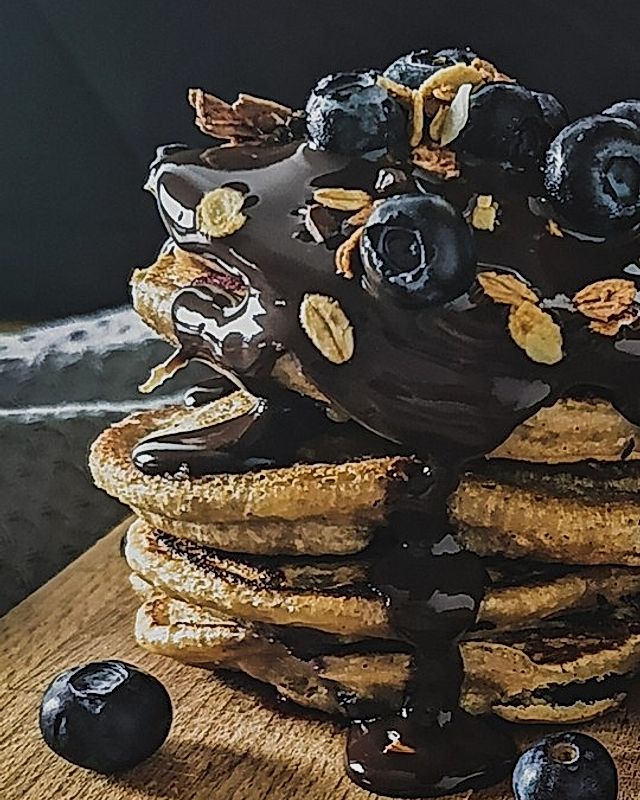 Blaubeer-Pancakes mit Schokotopping