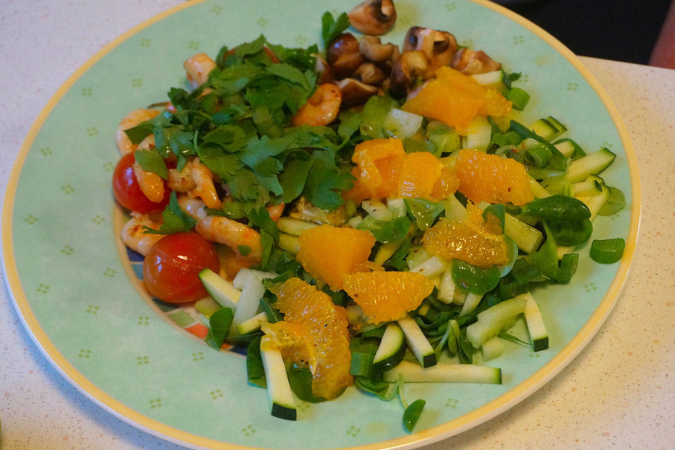 Lauwarmer Zucchini-Garnelen-Champignonsalat mit Orangen