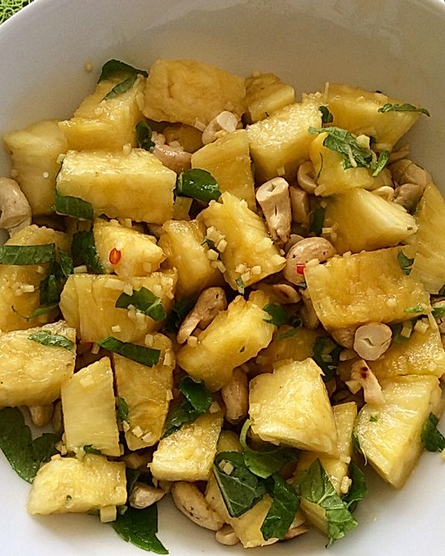 Ananas-Salat mit Cashewnüssen und Thaidressing