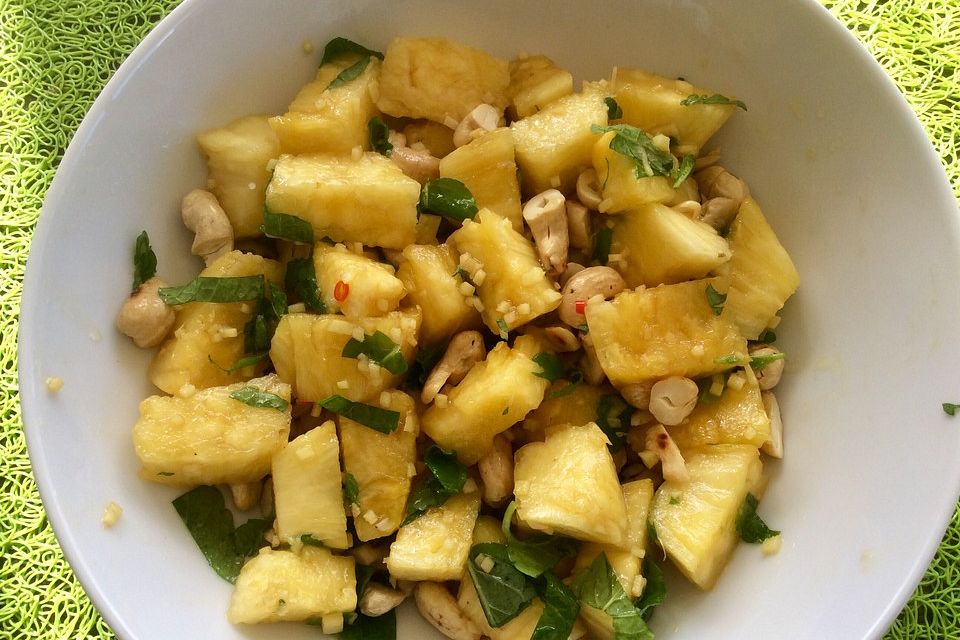 Ananas-Salat mit Cashewnüssen und Thaidressing