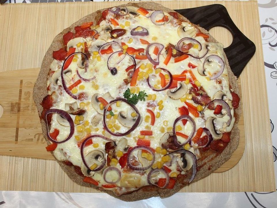 Pizza Sucuk mit Jalapeños, Zwiebeln, Spitzpaprika, Champignons und Mais ...