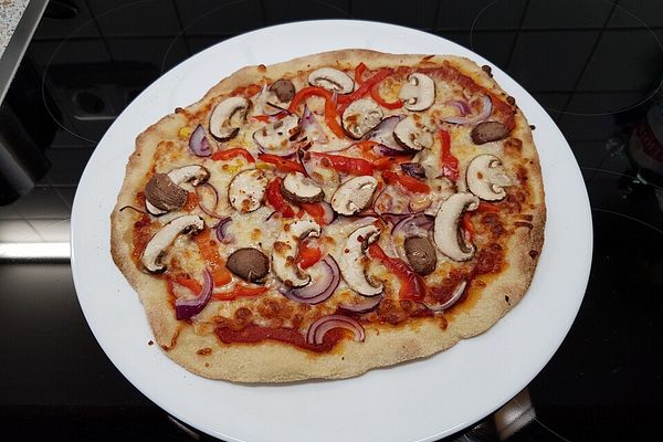 Pizza Sucuk mit Jalapeños, Zwiebeln, Spitzpaprika, Champignons und Mais ...