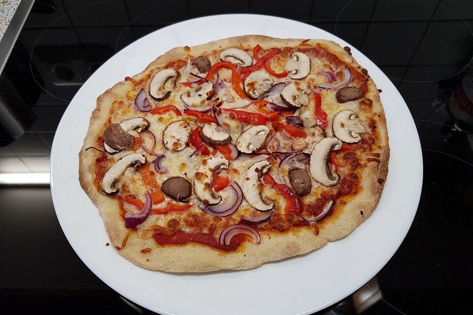 Pizza Sucuk mit Jalapeños, Zwiebeln, Spitzpaprika, Champignons und Mais