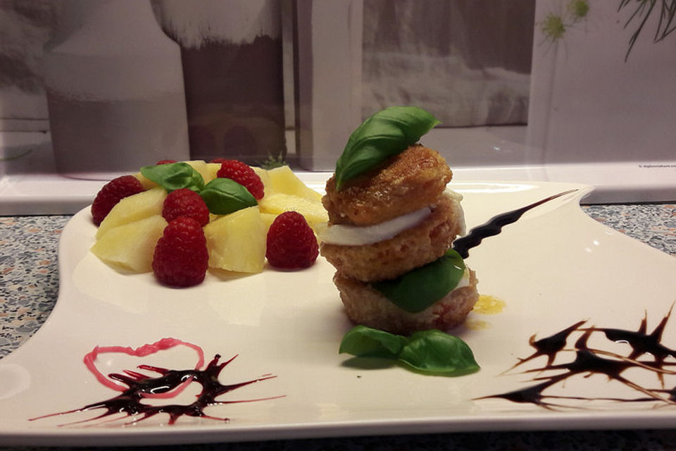 Tomaten-Büffelmozzarella-Türmchen mit Salatsoße Tomaten-Büffelmozzarella-Türmchen mit Salatsoße