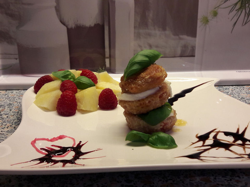 Tomaten-Büffelmozzarella-Türmchen mit Salatsoße von yatasgirl | Chefkoch Tomaten-Büffelmozzarella-Türmchen mit Salatsoße von yatasgirl | Chefkoch