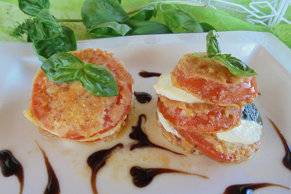 Tomaten-Büffelmozzarella-Türmchen mit Salatsoße Tomaten-Büffelmozzarella-Türmchen mit Salatsoße
