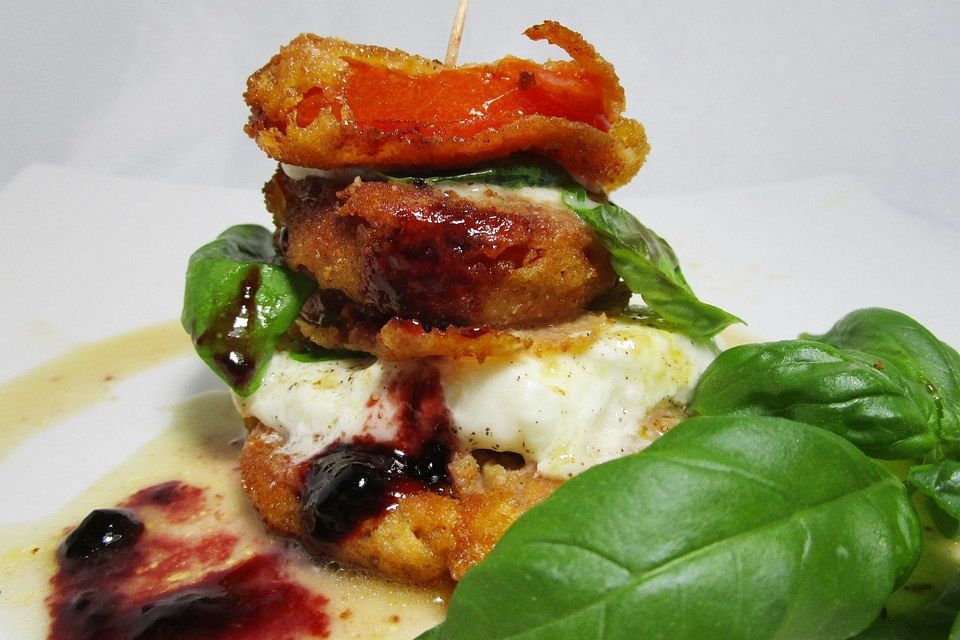 Tomaten-Büffelmozzarella-Türmchen mit Salatsoße Tomaten-Büffelmozzarella-Türmchen mit Salatsoße