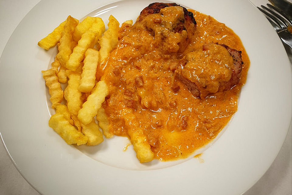 Schweinefilet im Speckmantel mit  Zwiebel-Sahnesauce