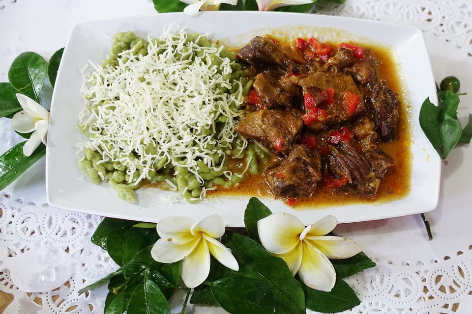 Süß-sauer-scharfes Rindfleisch-Rendang mit grünen Spätzle